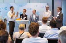 Podiumsdiskussion mit Branchenvertreter/-innen und Moderator Christian Preiser