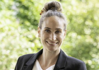 Porträtfoto von Dr. Laura Müller, Referentin für Wirtschaft bei der IK Industrievereinigung Kunststoffverpackungen e.V.